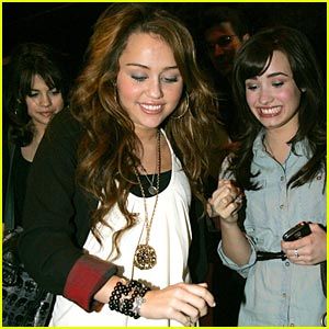 miley-selena-demi-koi-restaurant.jpg