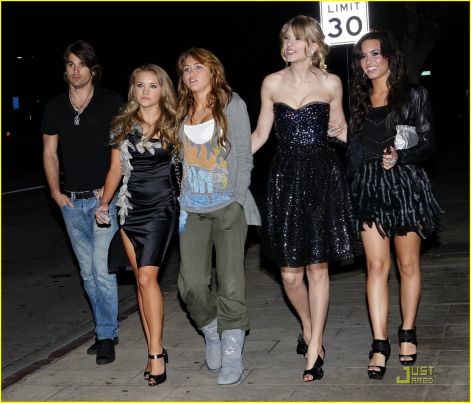 miley-taylor-emily-justin-demi-lovato-and-miley-cyrus-5358163-1222-1044.jpg