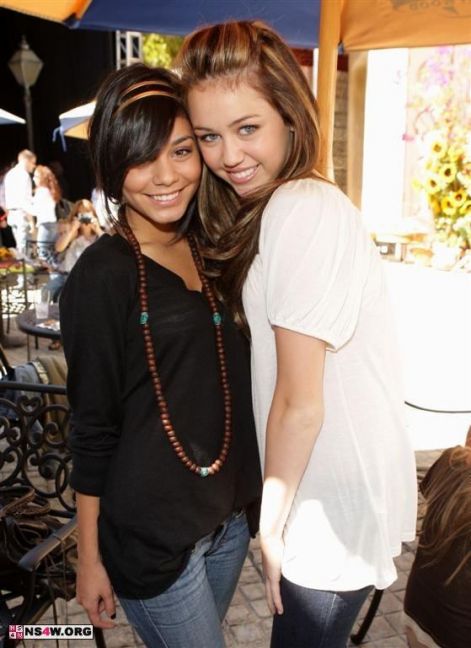 miley_and_vanessa.jpg