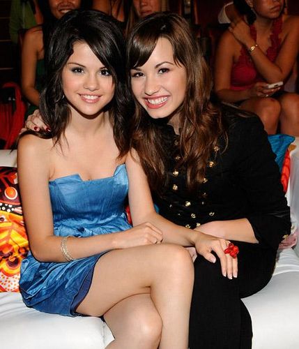 selena-gomez-demi-lovato-crash-a-prom.jpg